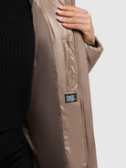  - Image from Khujo | Mantel LUELLA SATIN TAUPE